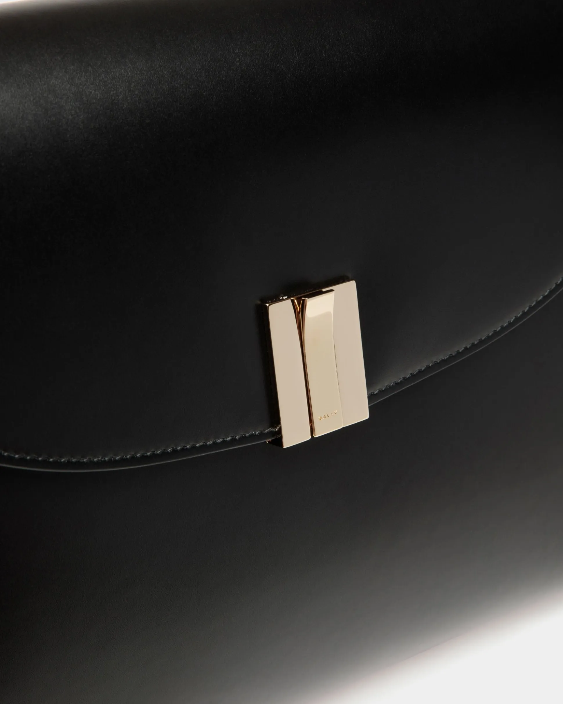 Ollam Shoulder Bag In Black Leather